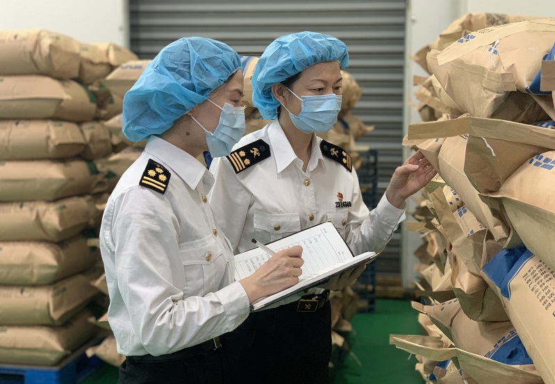 图为:关员在农产品生产企业调研+杨剑摄.jpg 图为:关员在农产品生产企业调研+杨剑摄.jpg