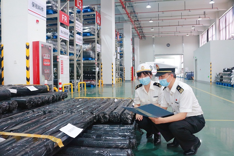图为:常州海关关员对加工贸易企业进行调研+黄东岚摄.jpg 图为:常州海关关员对加工贸易企业进行调研+黄东岚摄.jpg
