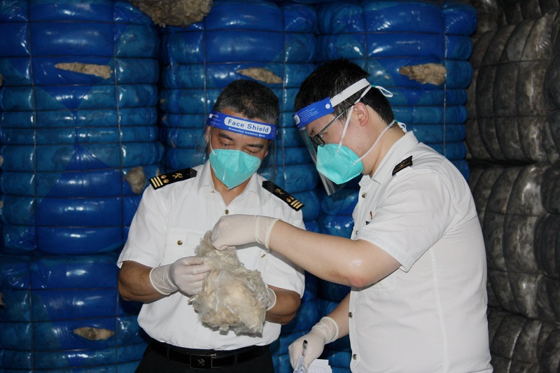 图为：金港海关关员对进口货物实施目的地查验+许苑摄